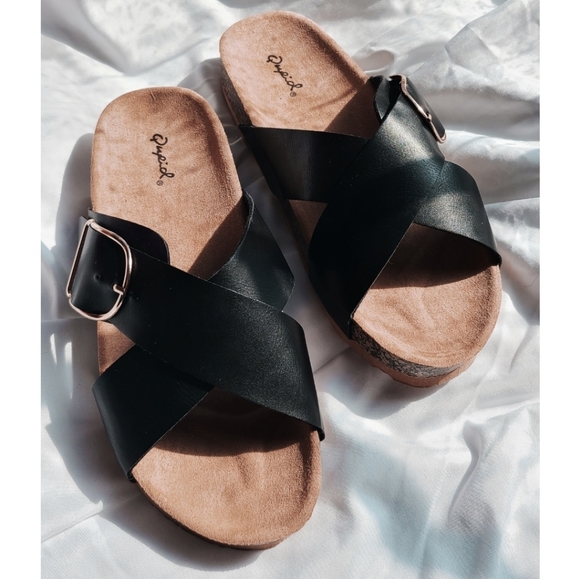 🚨FEW PAIRS LEFT// Black vegan leather slide - Picture 3 of 4